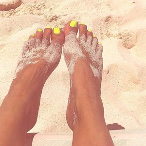 La manucure jaune fluo de @kimkardashian avec notre vernis Orly ! 💅🏻☀️ #kimkardashian #yellow #color #nails #nailsart #nailstagram #nailsunny #nailscolor #people #famous #brand #france